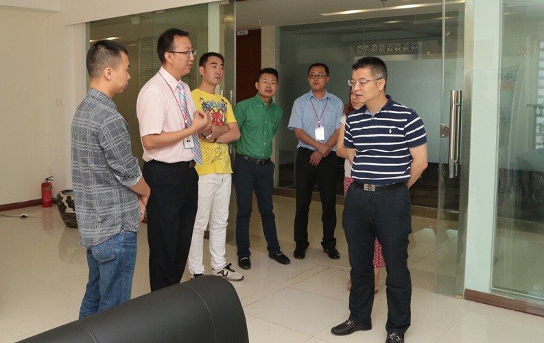 重慶市渝北區(qū)人民政府相關領導蒞臨云南天度集團考察，雙方將于近日簽訂投資合同，天度集團將在重慶投資設立控股子公司-重慶天度網(wǎng)絡信息技術有限公司，并建立200人規(guī)模的專業(yè)技術研發(fā)基地，此后將大大增強天度技術研發(fā)實力和公司綜合優(yōu)勢